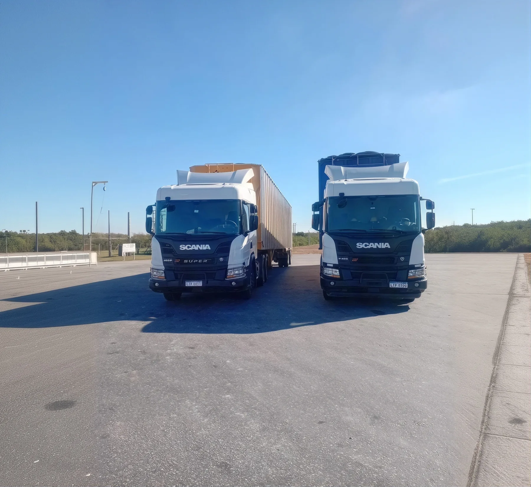 Camiones estacionados en una instalación industrial